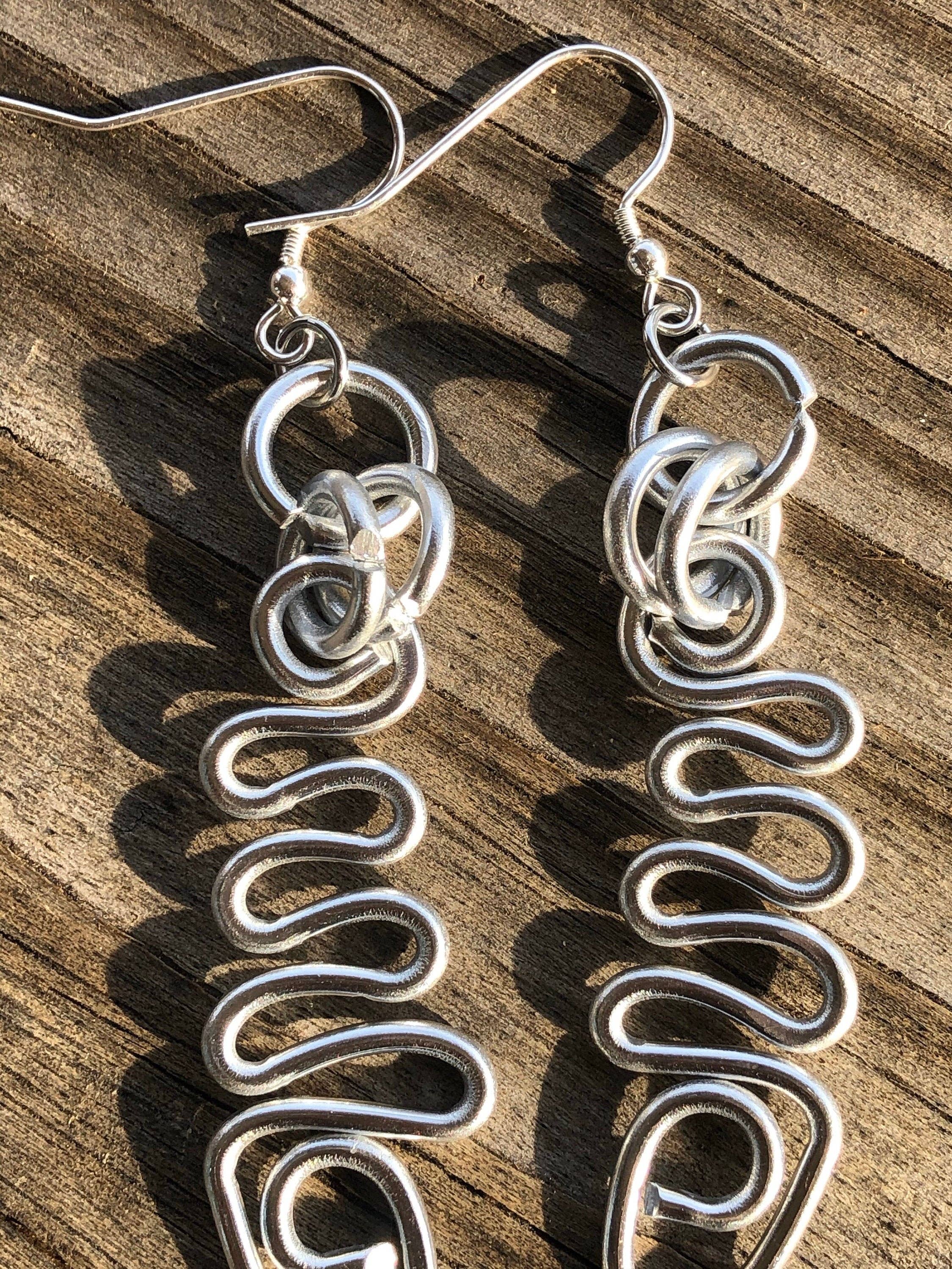 Jewelry With Me - Vendita all'ingrosso Orecchini pendenti - Orecchini lunghi a triangolo astratto a zig zag con filo d'argento sterling.