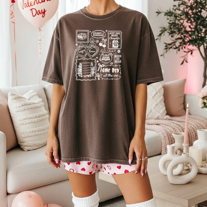 T-shirt de couleurs confortables avec des tropes de romance littéraire pour la vente par The Swoon Room