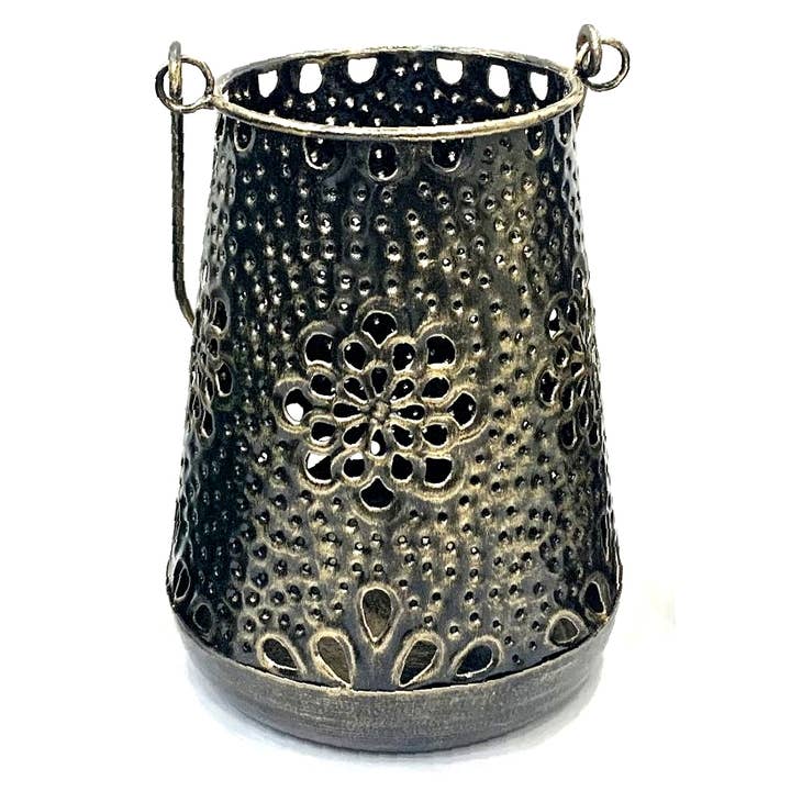 Lanterne en filigrane en fer forgé - Petite lanterne florale effilée pour la vente par Jafsons International