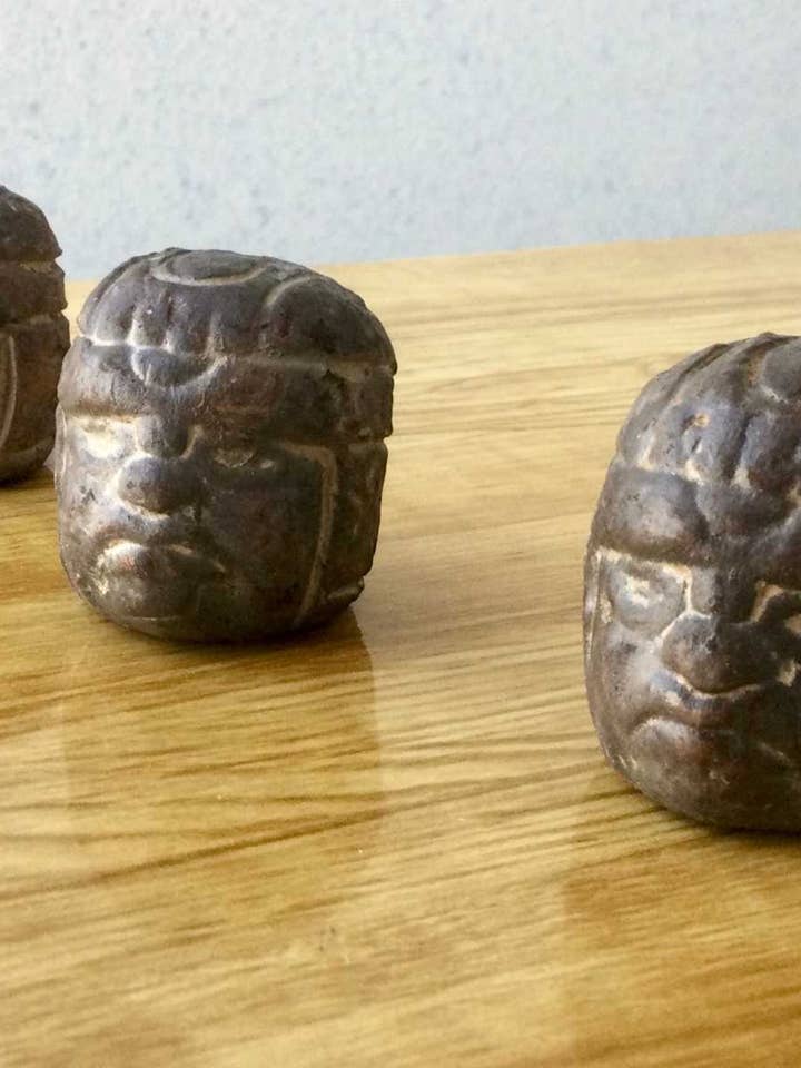 Tête olmèque sculptée dans l'argile, figurine olmèque précolombienne préhispanique, collection de décoration mexicaine for wholesale by OllinMexica