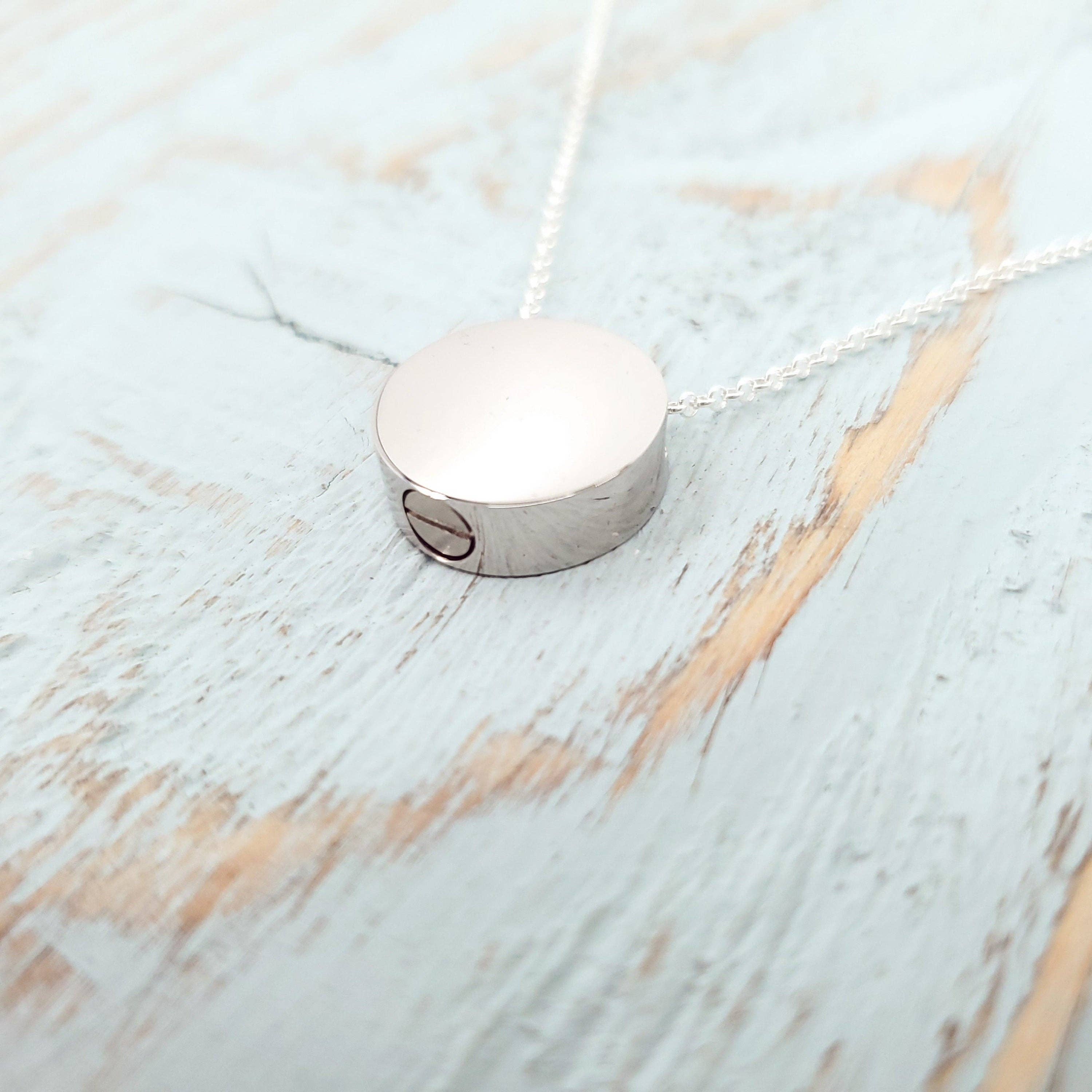 Just Vial - Venta al por mayor Collares con colgantes/abalorios - Colgante sencillo y moderno en forma de círculo para urna de cenizas, acero inoxidable bañado en plata - Just Vial1