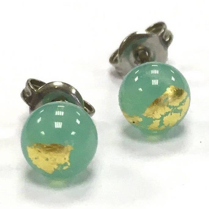 Orecchini a bottone in vetro fatti a mano in giada e oro per la vendita all'ingrosso da parte di Helen Chalmers