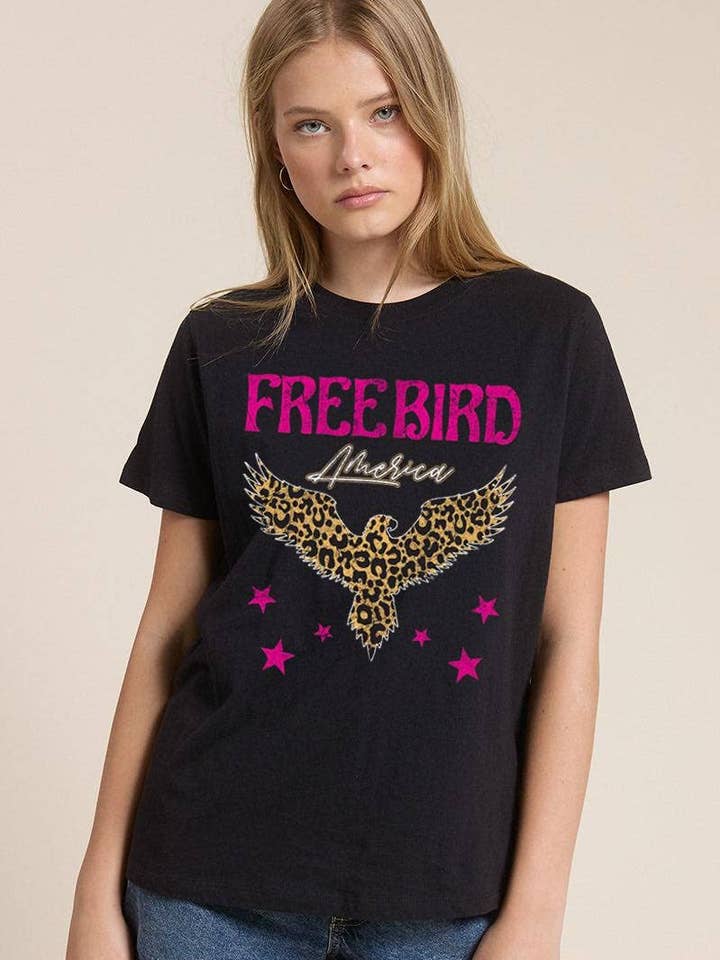 T-shirt ajusté en coton premium avec graphique de léopard et oiseau libre Amérique pour la vente par Foryeri