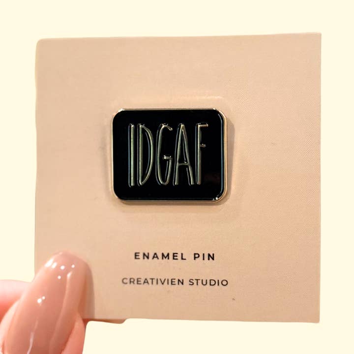IDGAF Épingle en émail pour la vente par Creativien Studio
