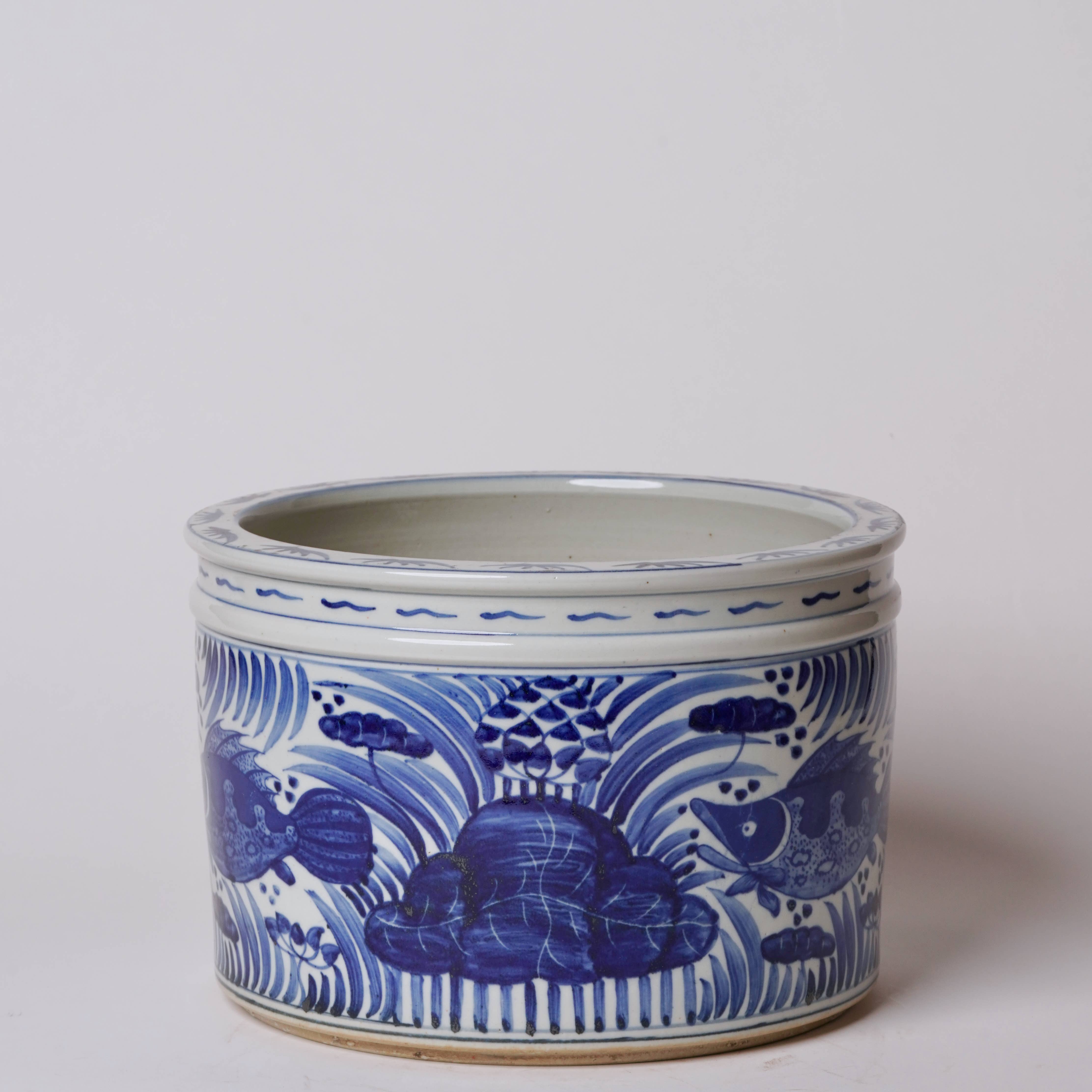 Cobalt Guild – wholesale Inomhuskruka – Blå och vit porslinsfisk och lotus bred cachepot1