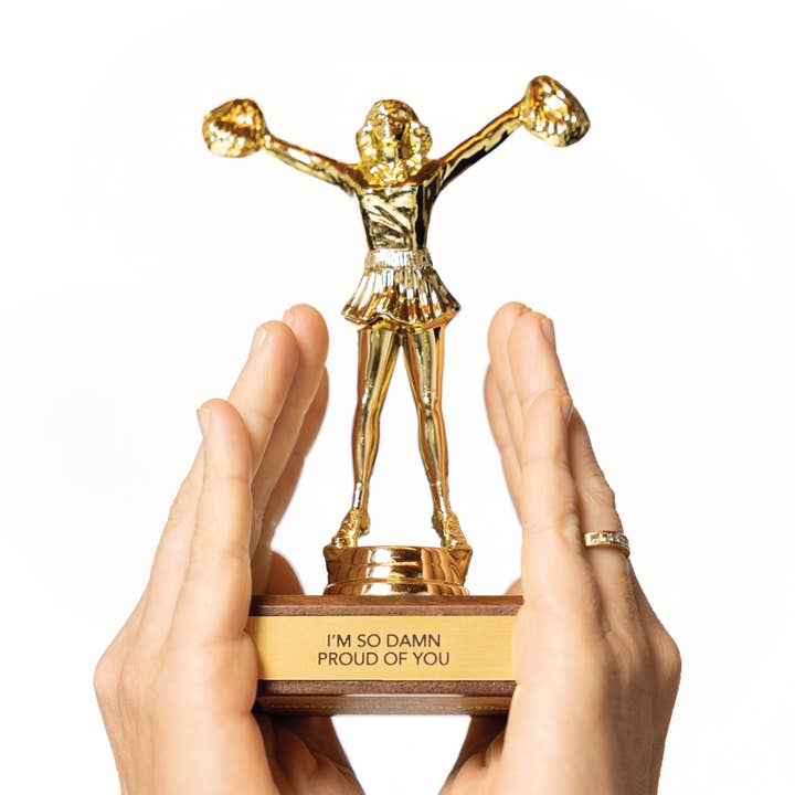 Jenni Earle - Venta al por mayor Figura decorativa - Trofeo de Ánimo - "ESTOY TAN MALDITAMENTE ORGULLOSO DE TI"0