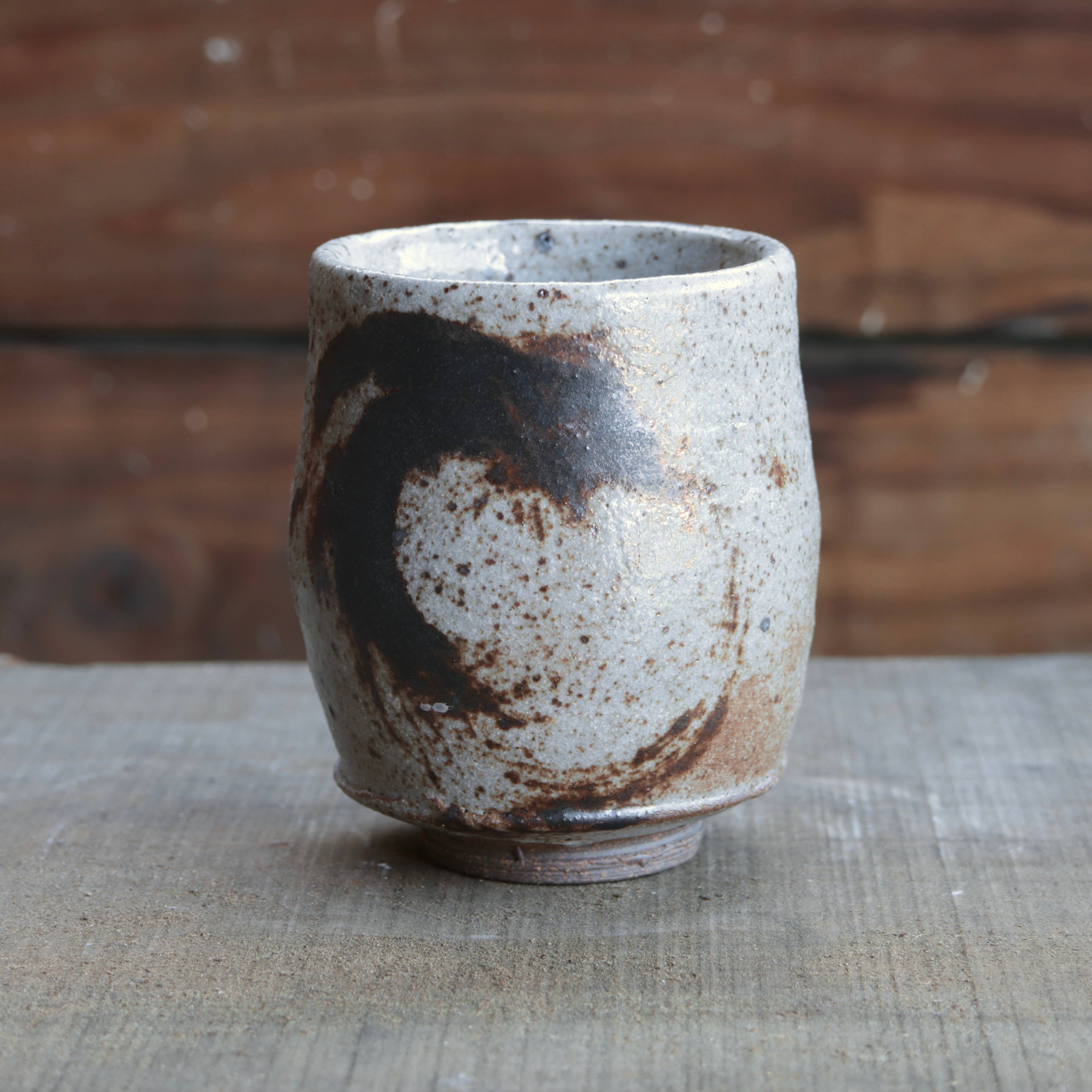 Matt Fishman Pottery - Venta al por mayor Taza - Yunomi de Arcilla Silvestre con Vidriado de Granito y Decoración de Hierro0