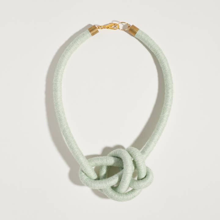 Collier Asymétrique Noué Water Bowline pour la vente par SASHA
