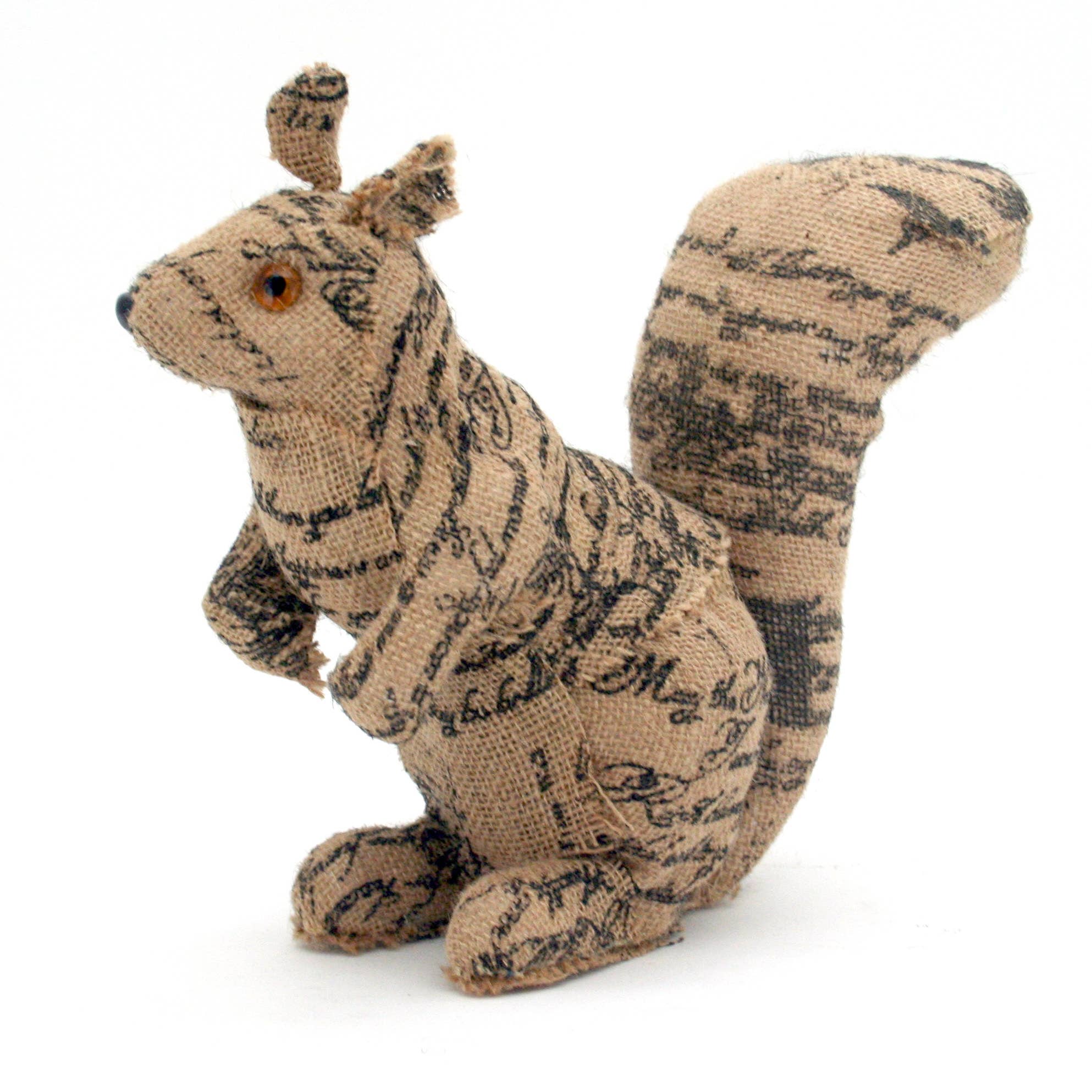 Seasonal by Contrast Inc. – wholesale Dekorativ statyett – säckväv ekorre3