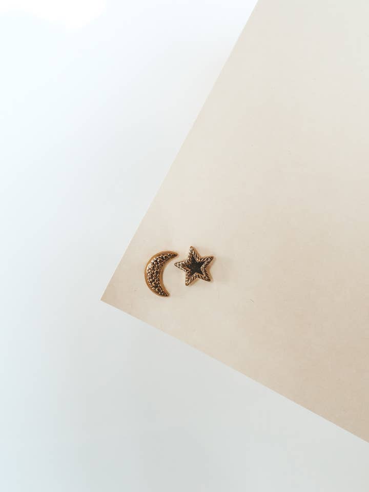 Orecchini a perno con stella e luna per la vendita all'ingrosso da parte di Bali Soul