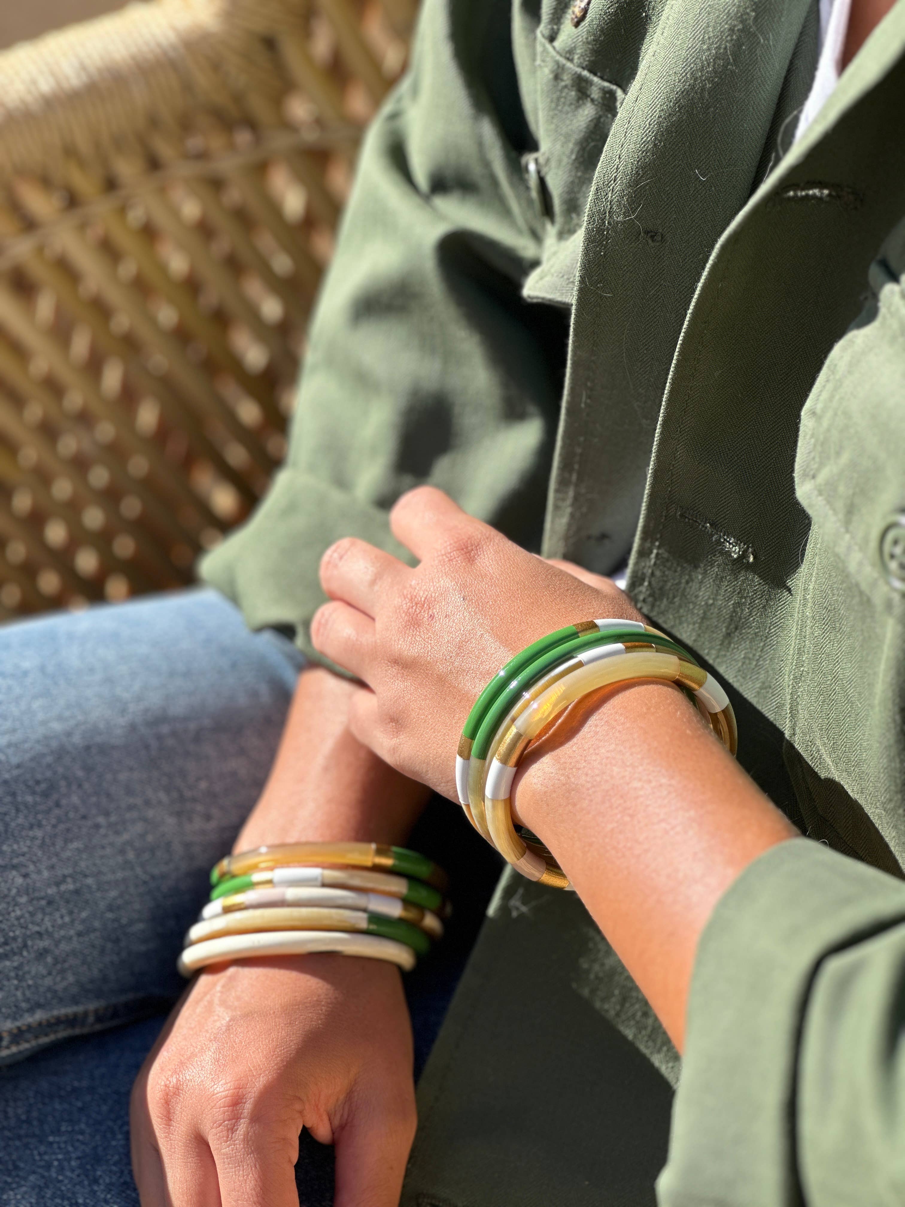 MAISON KIZO - Vendita all'ingrosso Bracciale a polsino - Bracciale rigido in corno di bufalo verniciato bianco oro e verde1