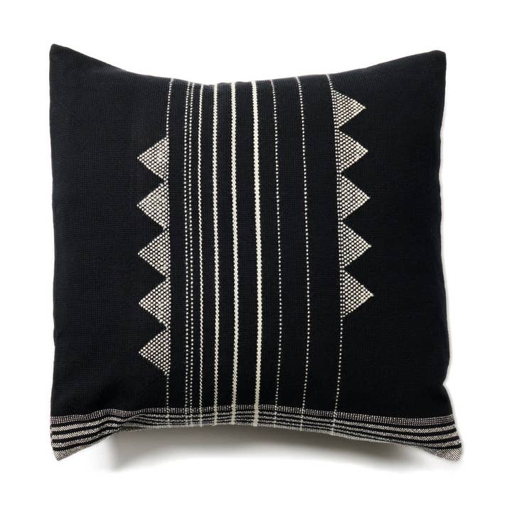 Kora Handgeweven kussen van zwart merinokatoen en zijdemix met textuur voor wholesale door Variously