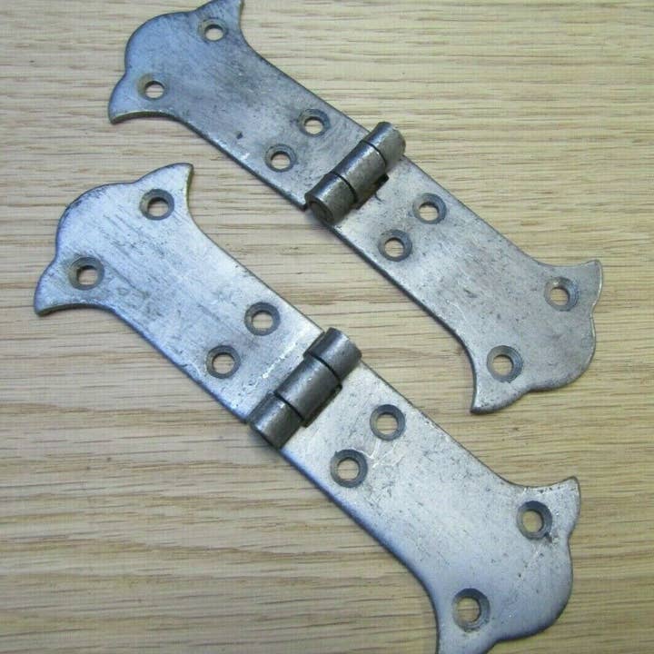 Coppia di cerniere a farfalla in ferro antico per la vendita all'ingrosso da parte di IronmongeryWorld