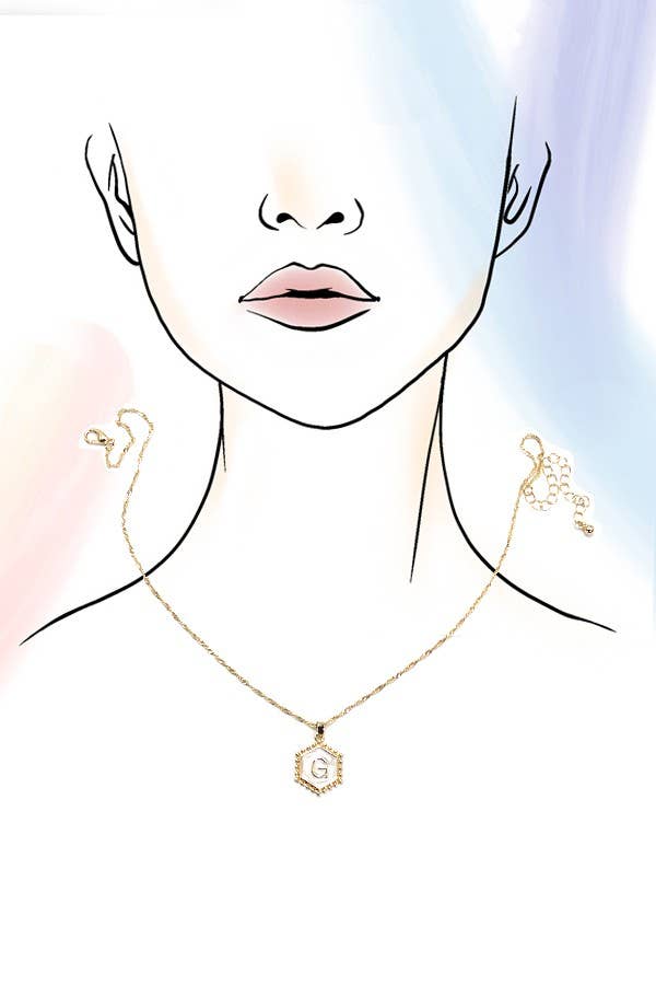 JOSSLYN by wall to wall - Venta al por mayor Collares con colgantes/abalorios - COLLAR CON DIJES EPOXÍDICOS HEXAGONALES CON MONOGRAMA INICIAL | 80N3385