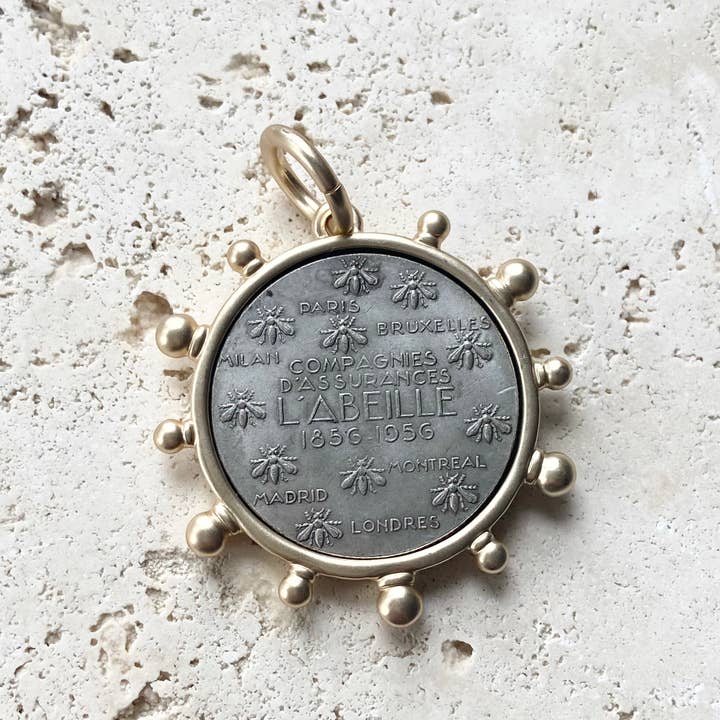 VB&CO Designs Handmade Jewelry - Vente Colliers à pendentif - Médaillon représentant un cheval, une reine de l'équitation et une abeille