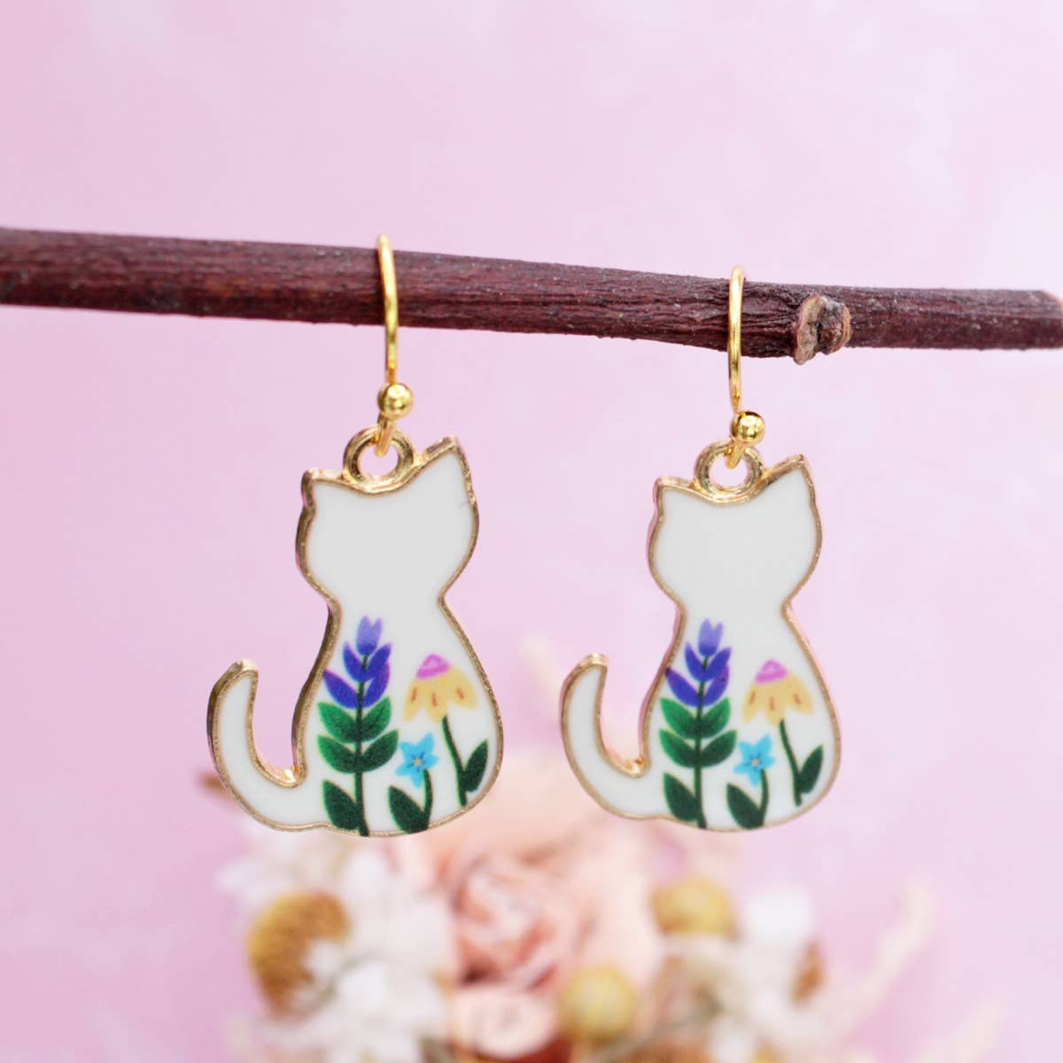 ZAD – wholesale Hängande örhängen – Örhängen med vita katter och blommönster i guld2