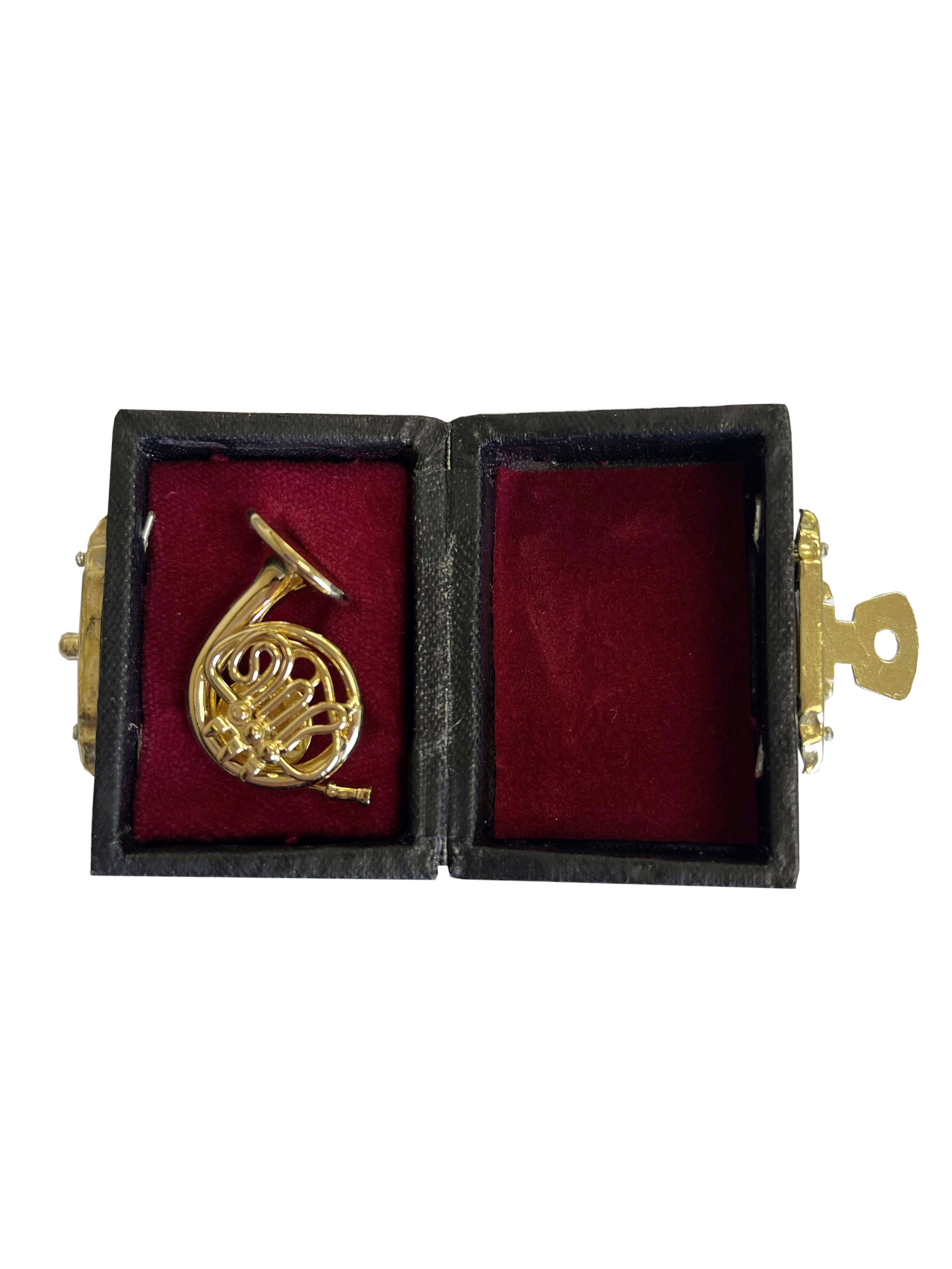 Broadway Gifts Co – Engroshandel Reversnål/knap – Guld Fransk Horn Pin med Case0