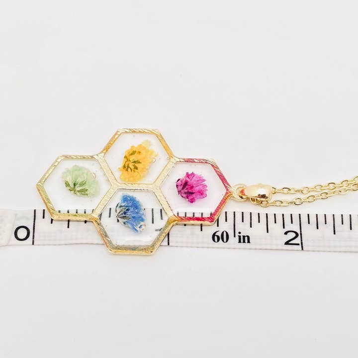 Mio Queena - Wholesale Pendant/Charm Necklace - Baby's Breath Dried Flowers Honeycomb Pendant Necklace - PDF