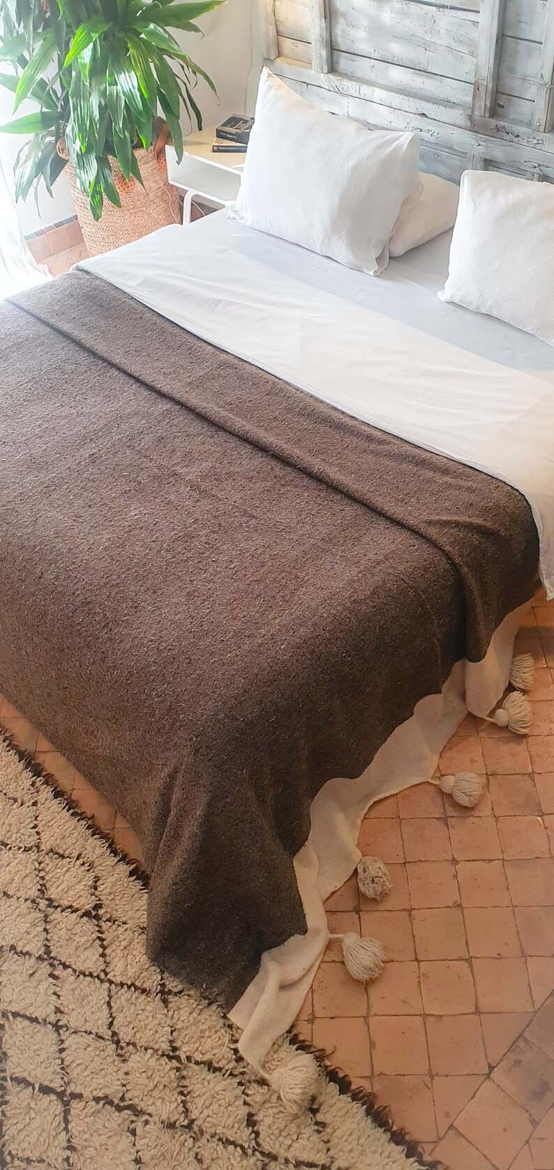 MARRAKECH METACRAFT LTD - Vente Plaids - Plaid marocain marron à pompons blancs- couvre-lit-1