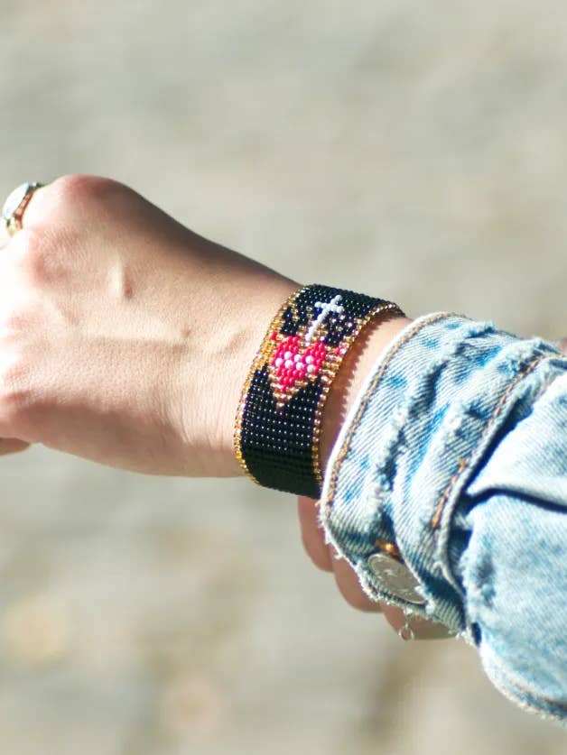 Black pearl heart bracelet for wholesale by Tienda Esquipulas distribution