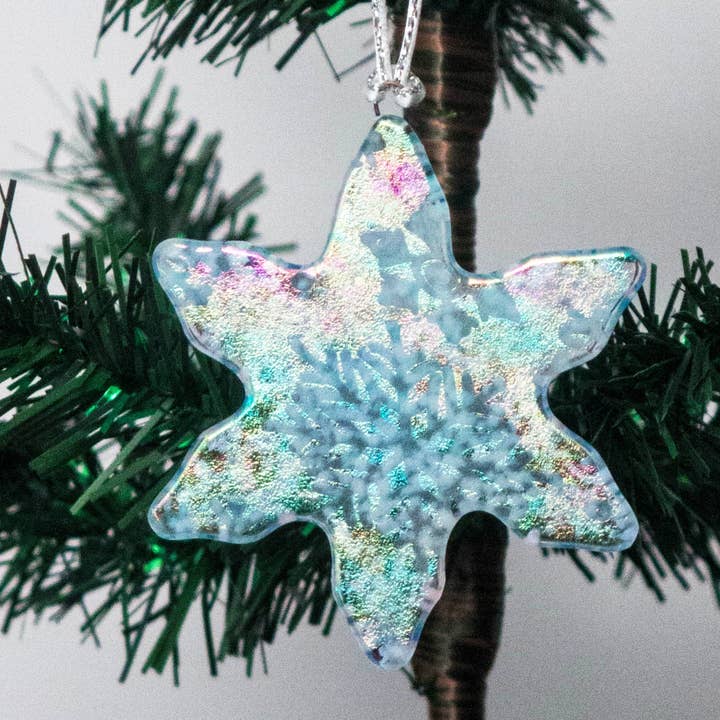 Ornement en forme de flocon de neige - Série gravée pour la vente par Dee Janssen GlassWorks