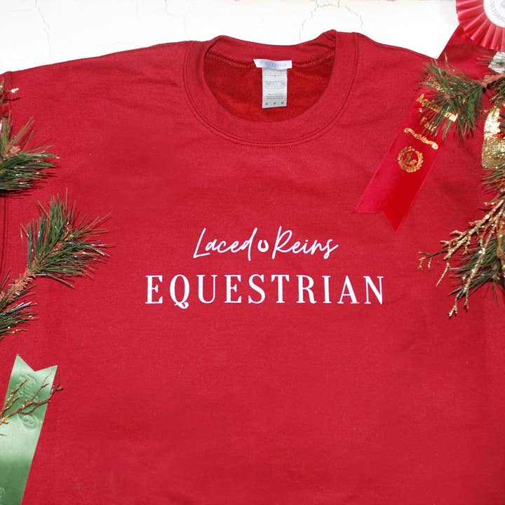 ÉDITION LIMITÉE Sweat-shirt à col rond Laced Reins EQ Signature - Rouge Fête pour la vente par Laced Reins Equestrian