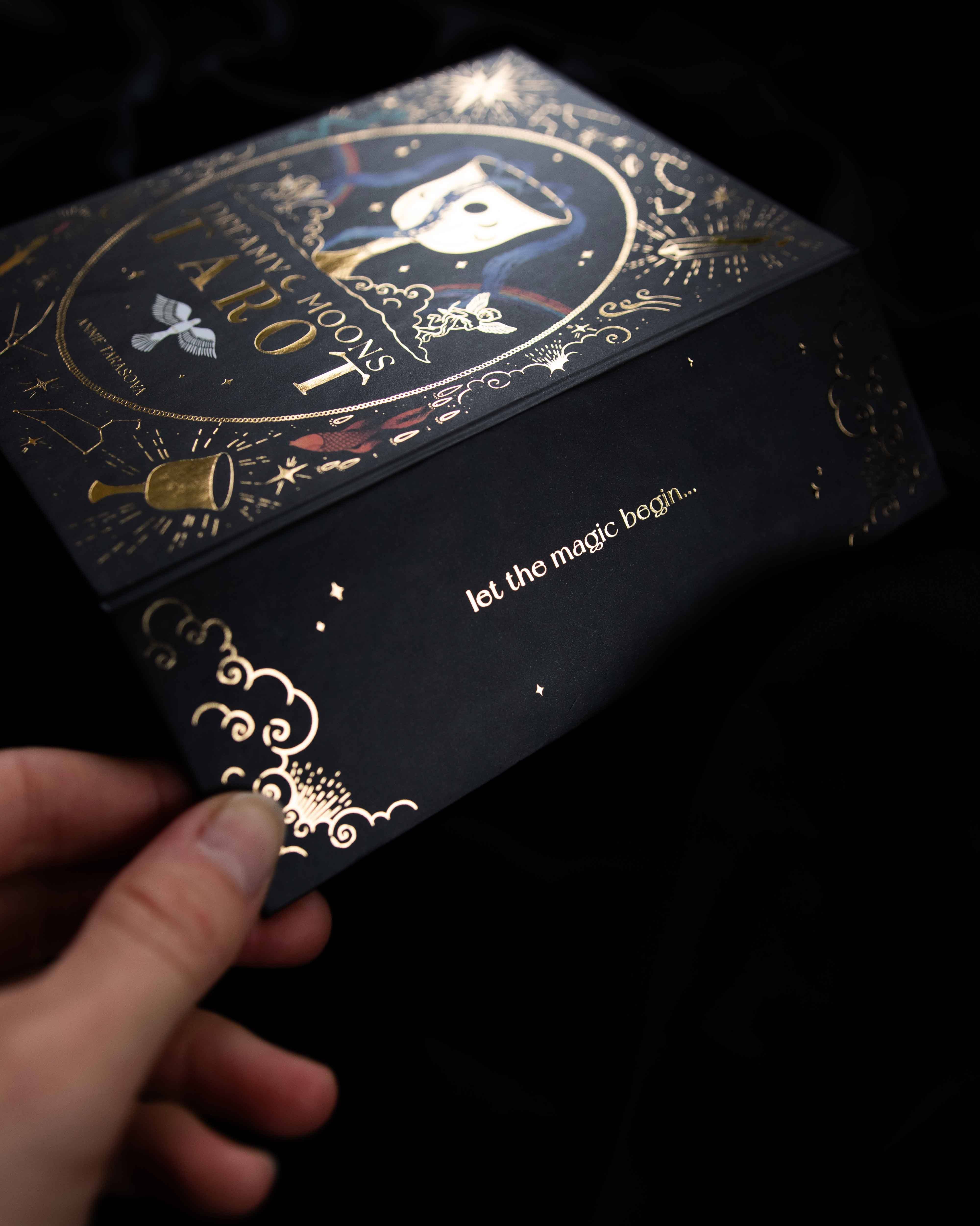 DreamyMoons - Wholesale Tarot Cards - Dreamy Moons Tarot with Gold Foil Detailing9