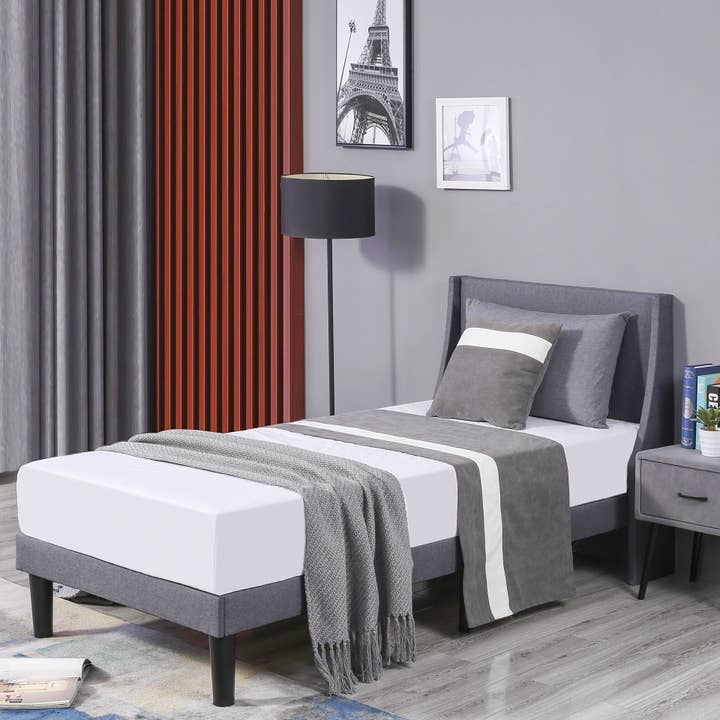 Grijs Linnen Gestoffeerd Eenpersoonsbedframe met Gevleugeld Hoofdbord en Houten Lattenbodem voor wholesale door Modern Home Touch