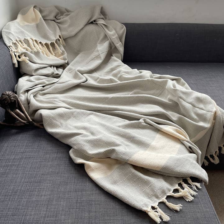 Wildash London – wholesale Throw blanket – Alicia King Size Bed Throw XL | Soft Grey