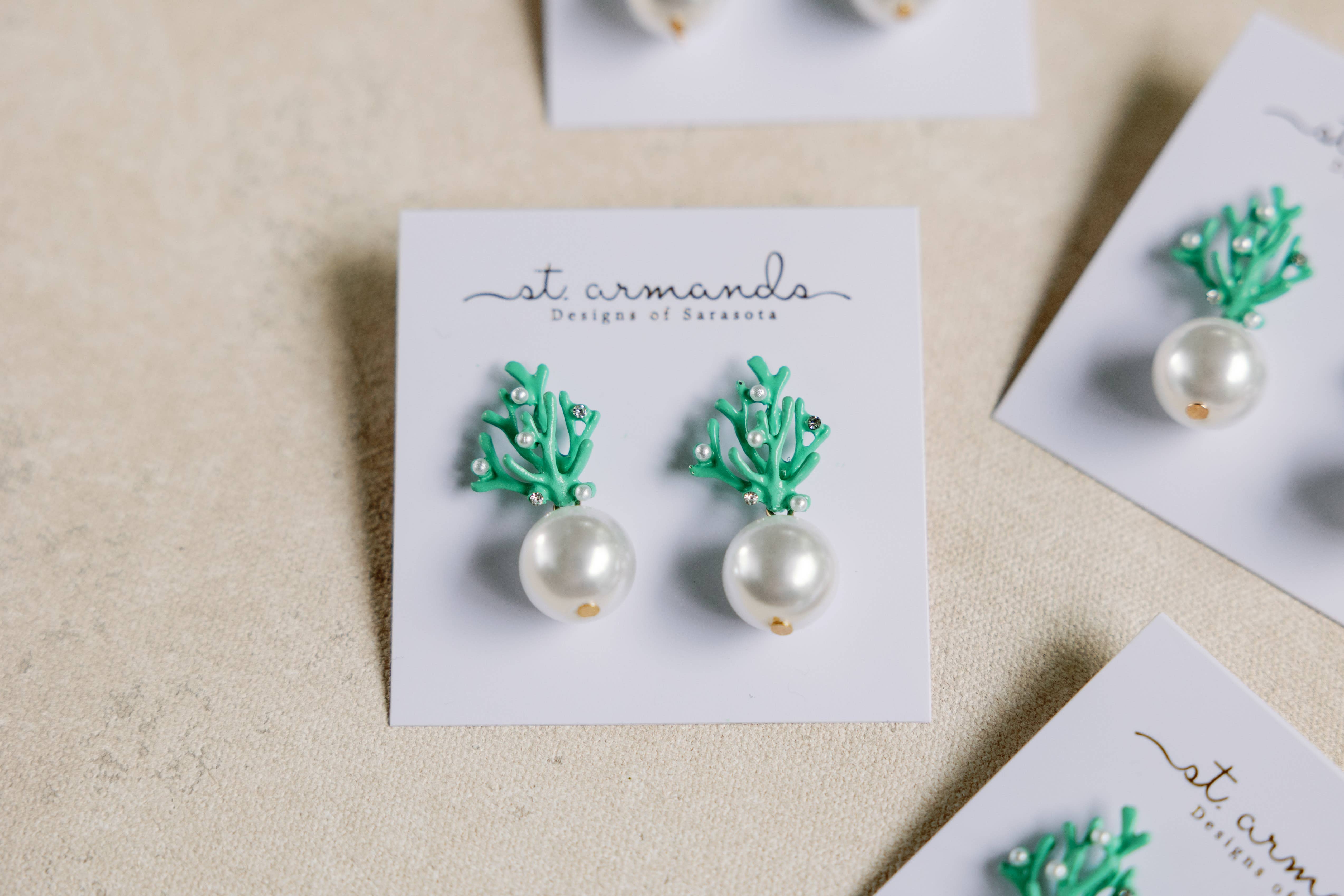 St Armands Designs of Sarasota - Vente Boucles d'oreilles pendantes - Mini-boucles d'oreilles tendance en corail turquoise et perles7