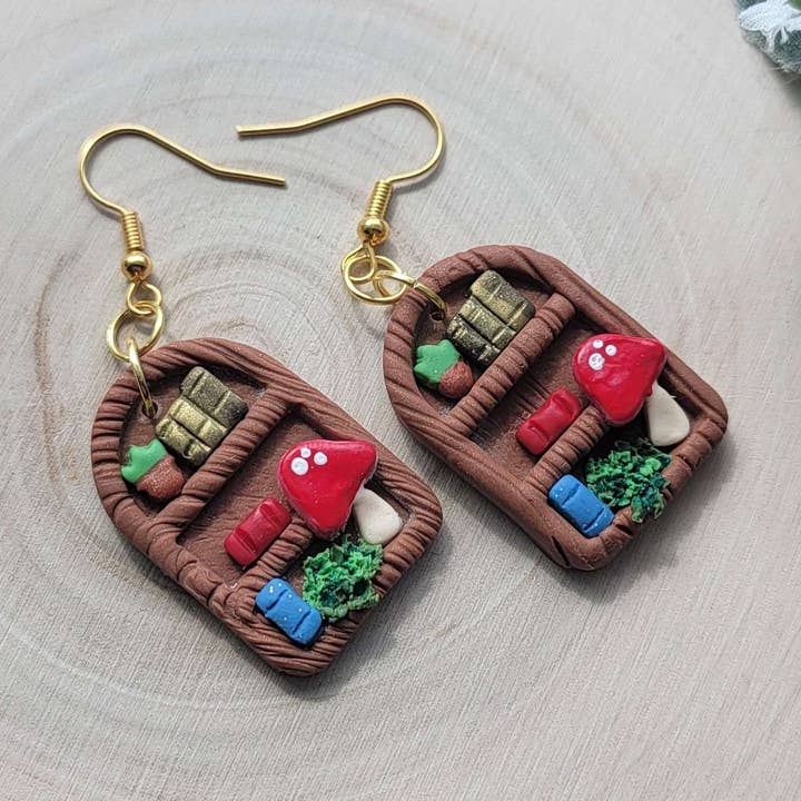 Oorbellen met paddestoelen in boekenkast voor wholesale door Hyacinth Honey Designs