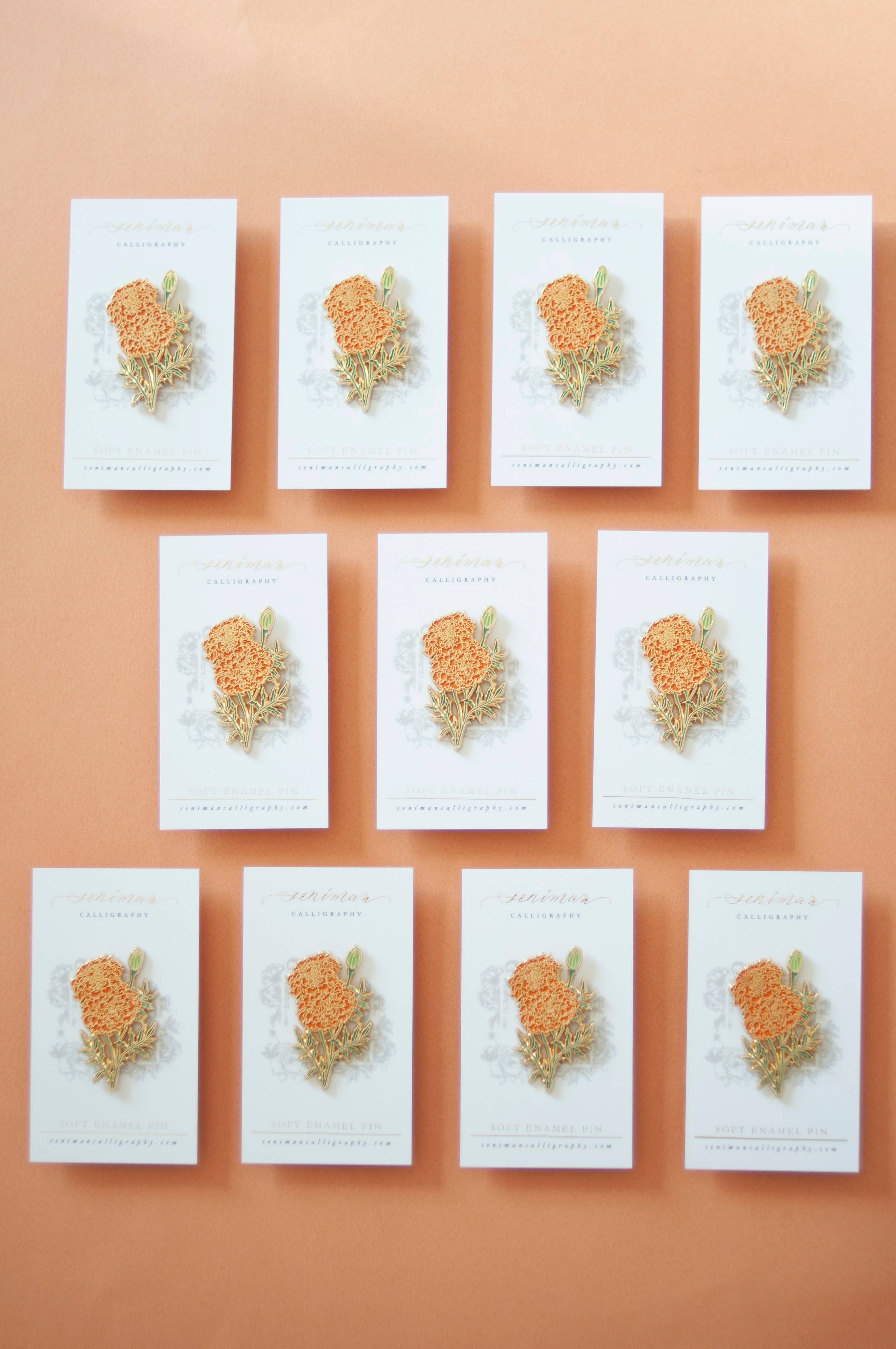 Seniman Calligraphy - Vendita all'ingrosso Spilla da bavero - Spilla smaltata calendula1