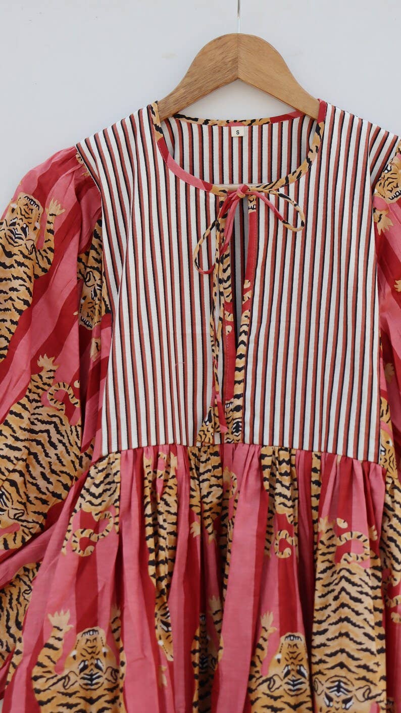 bhavnas boutique - Vendita all'ingrosso Vestito - Donna - Abito lungo con stampa tigre, scollo profondo e lacci3