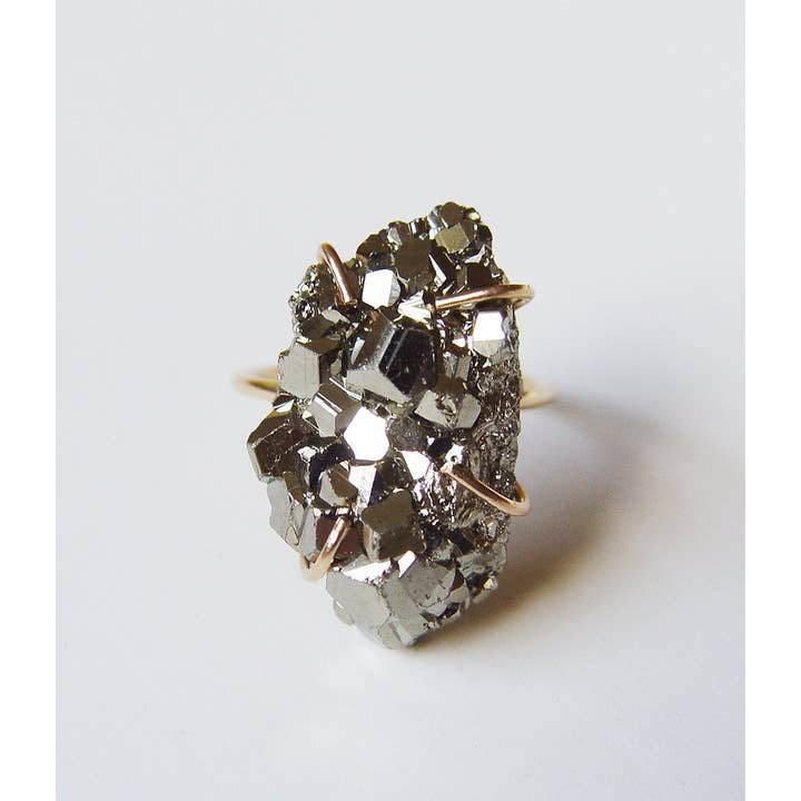 Friedasophie - Venta al por mayor Anillos grandes/de cóctel - Anillo de oro con cristal de pirita. Anillo llamativo de pirita cruda