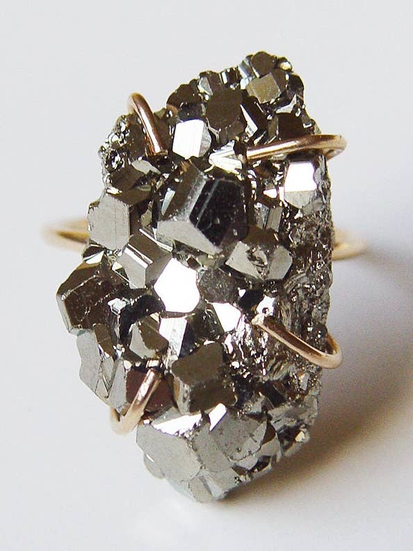 Anillo con cristal de pirita dorada en bruto, anillo de declaración para venta al por mayor de Friedasophie