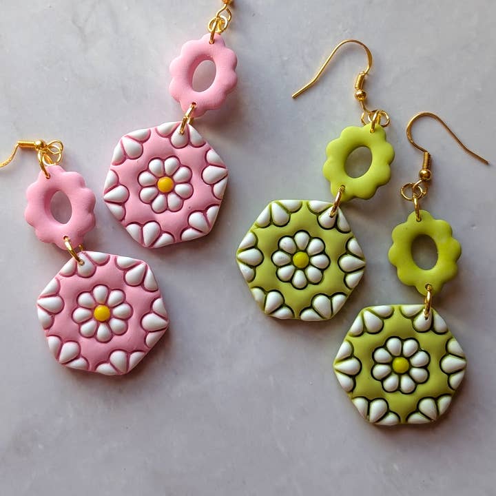 Boucles d'oreilles rétro pendantes fleur marguerite pour la vente par Luxe Trauma