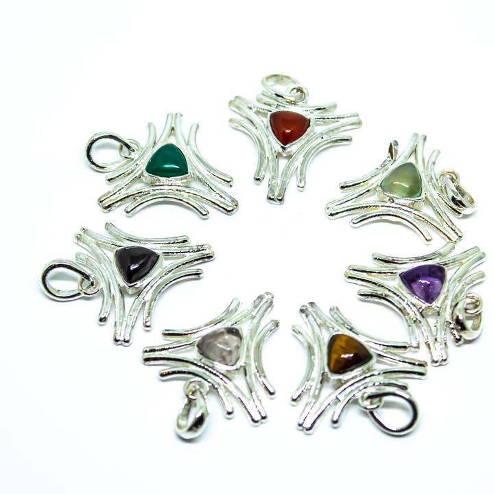 Collane con pendente in pietra preziosa placcate in ottone e argento sterling per la vendita all'ingrosso da parte di Quasar Gems USA