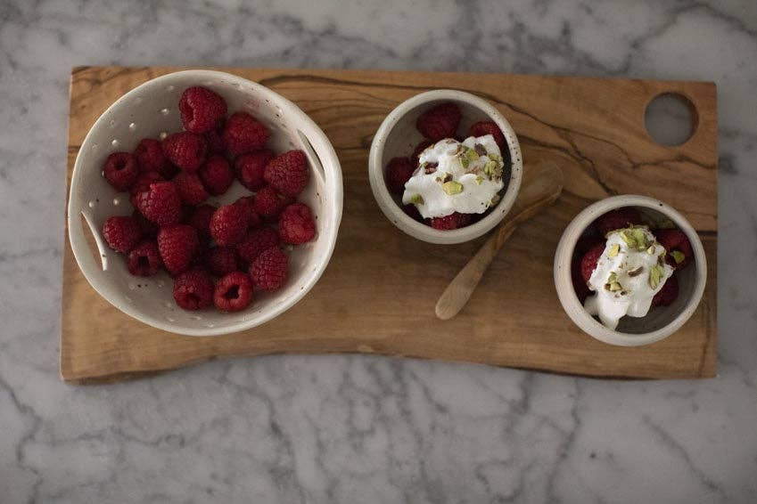 Sugarboo & Co – wholesale Bowl – Speckled Ceramic Berry Bowl1