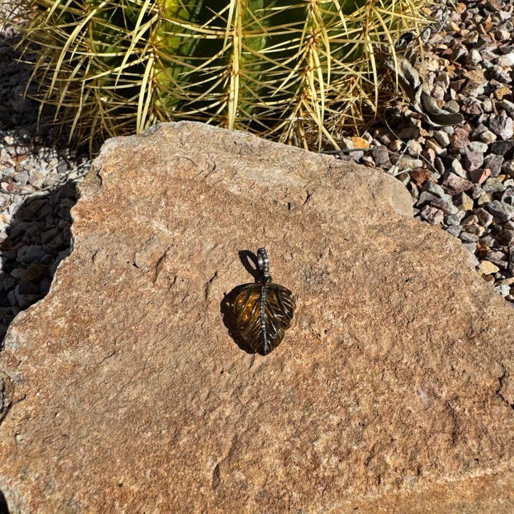 Foglia Intagliata con Dettagli di Diamante per la vendita all'ingrosso da parte di ILISSA MICHELE JEWELRY