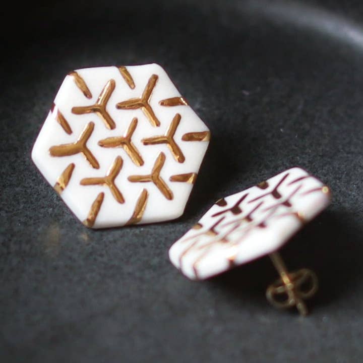 borchie esagonali bianche e oro per la vendita all'ingrosso da parte di Remnant Studios