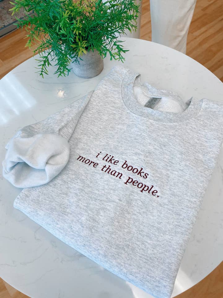 gosto mais de livros do que de pessoas camisola bordada por atacado de Meghan Ashley Designs Inc.