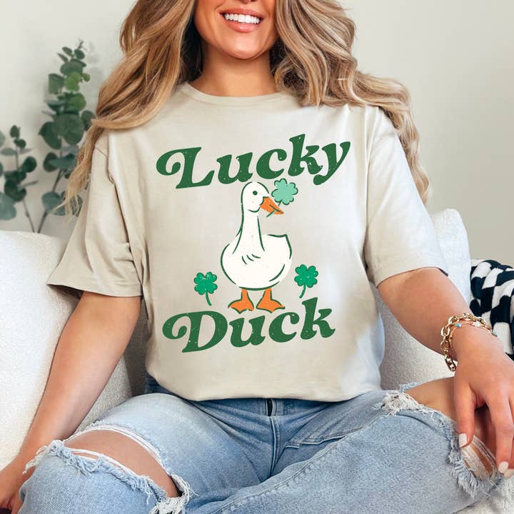 Maglietta grafica Lucky Duck per il giorno di San Patrizio | Gildan per la vendita all'ingrosso da parte di Shoppe SHC