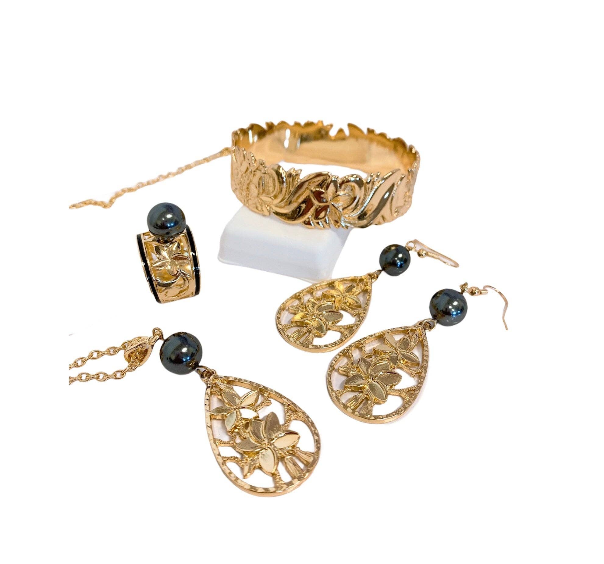 Anela's Jewelry - Vente Parures de bijoux - Ensembles de fleurs de plumeria tropical hawaïen : Hamilton Gold avec perles de coquillage0
