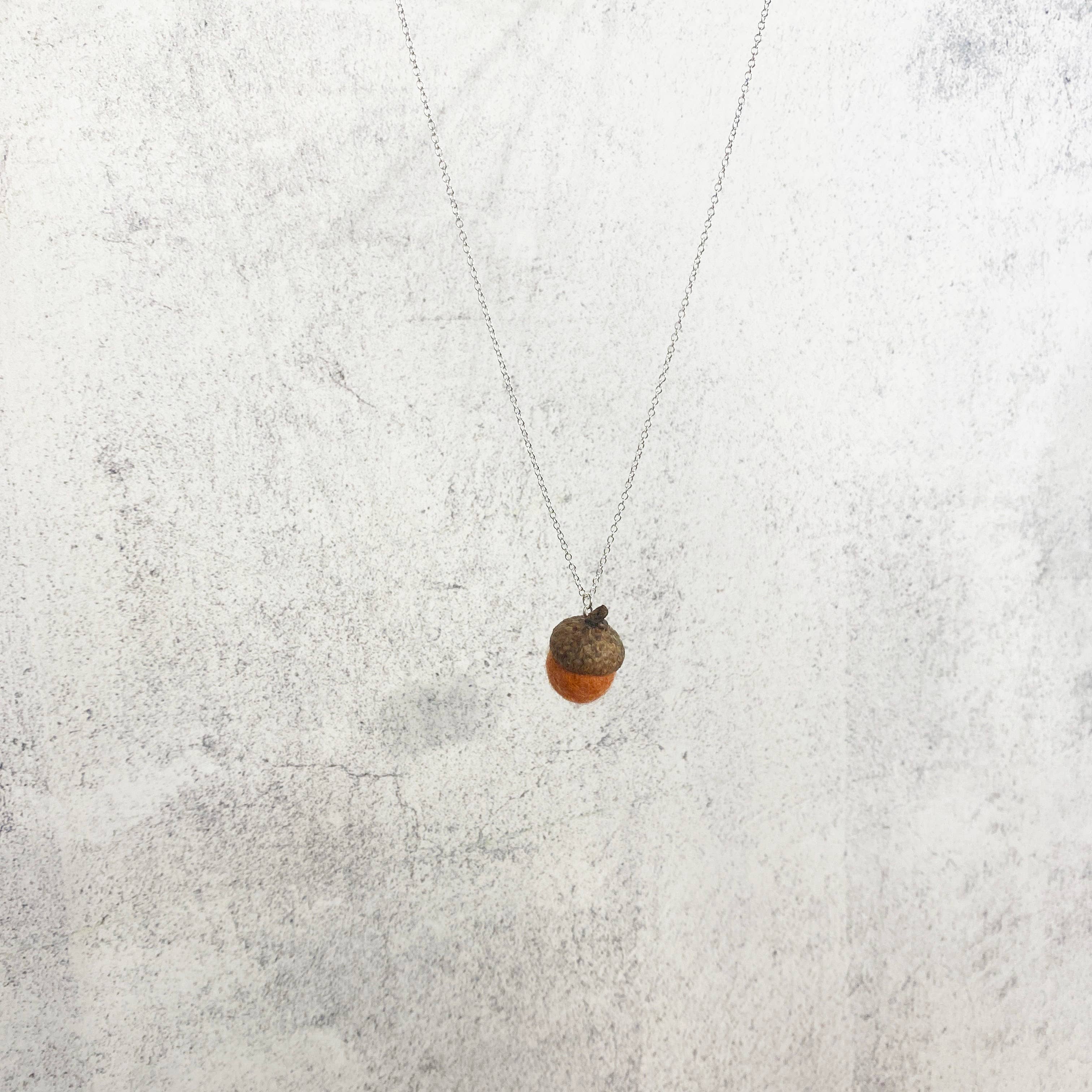 Oakwind Hollow - Venta al por mayor Collares con colgantes/abalorios - Collar de fieltro con forma de bellota, joyería de terracota y bosque otoñal1