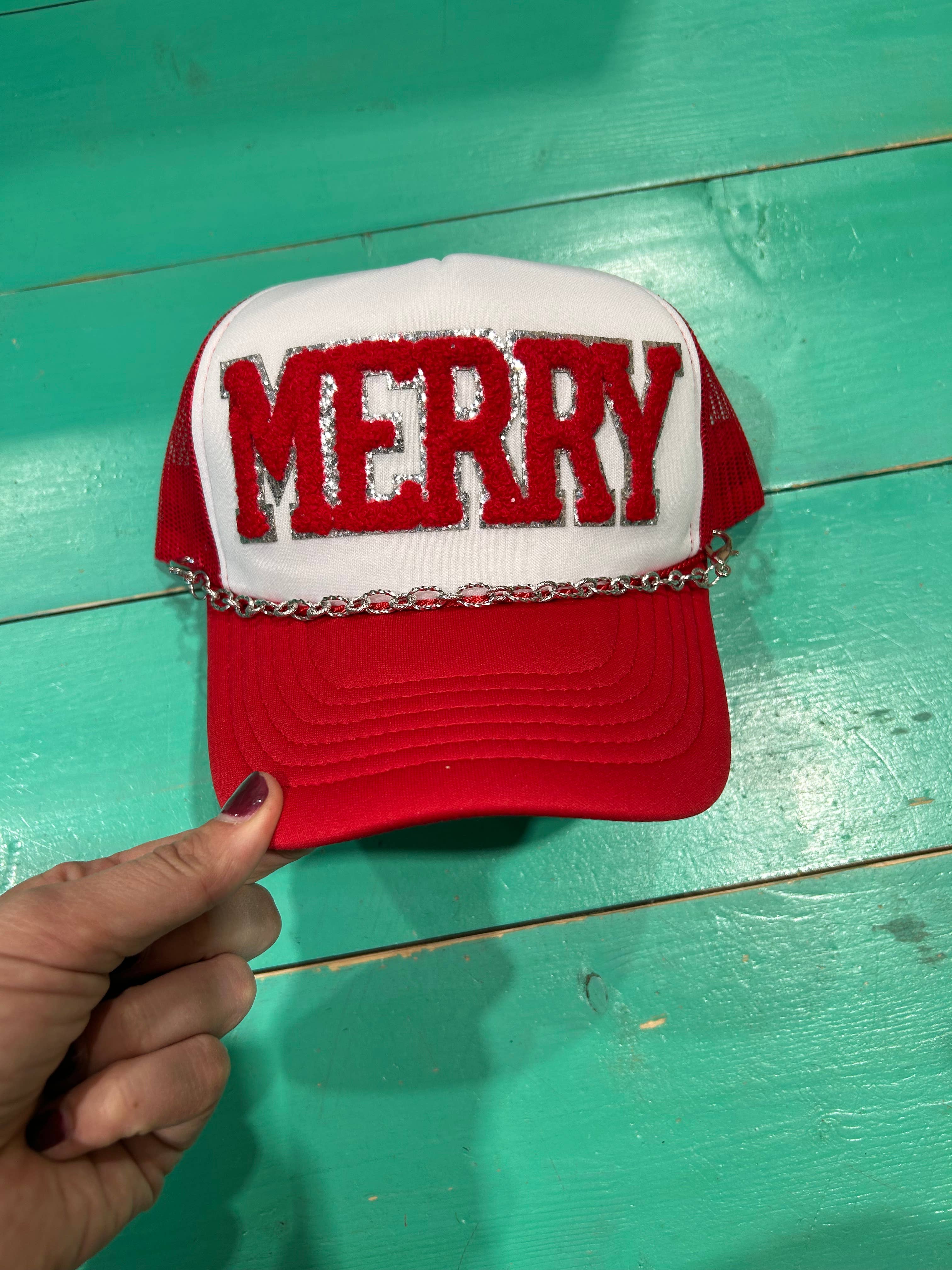Vibes Hat Company - Vente Casquette de camionneur – femme - Merry Trucker en chenille rouge | Casquette de Noël | Vacances | Père Noël0