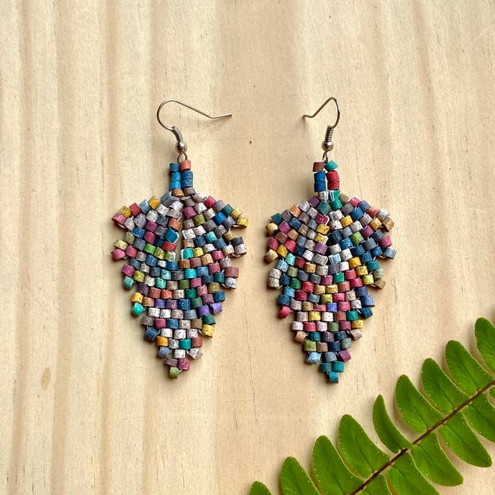 Los Colores de la Tierra - Vente Boucles d'oreilles pendantes - Petites boucles d'oreilles en forme de pointe de flèche perlées - 8 couleurs disponibles2