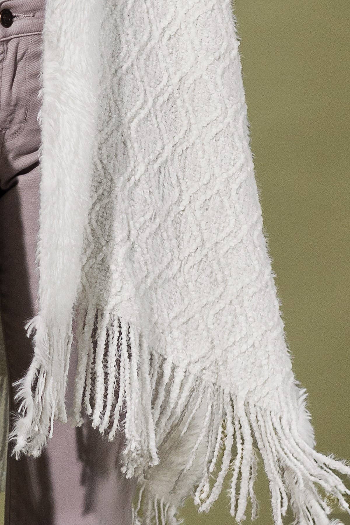 Urbanista - Vendita all'ingrosso Poncho - Donna - Scialle accogliente in maglia bouclé e morbido con frange.3