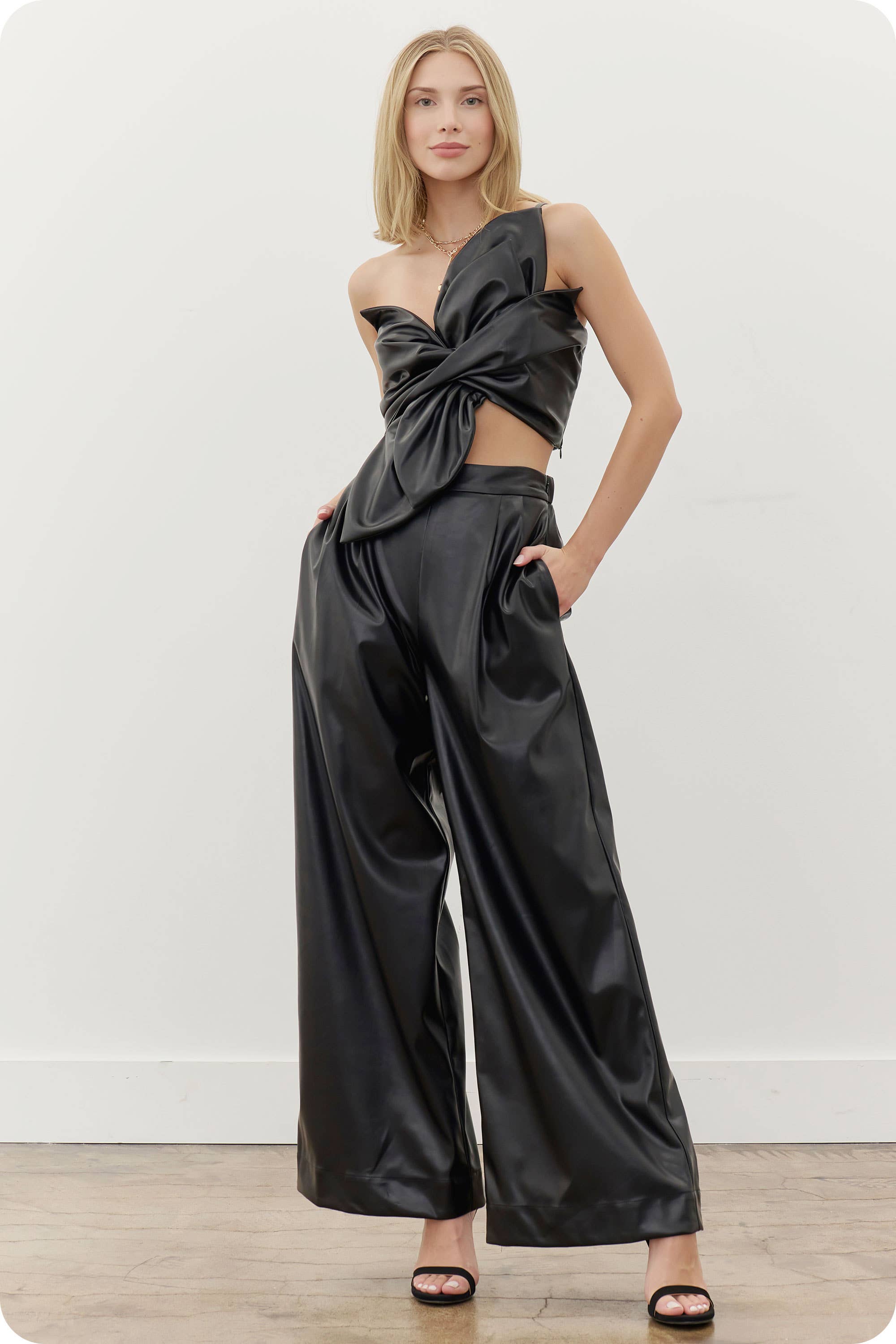 Strut & Bolt – Engroshandel Bukser - Dame – Plisserede detaljer Bredben Bukser i imiteret læder14