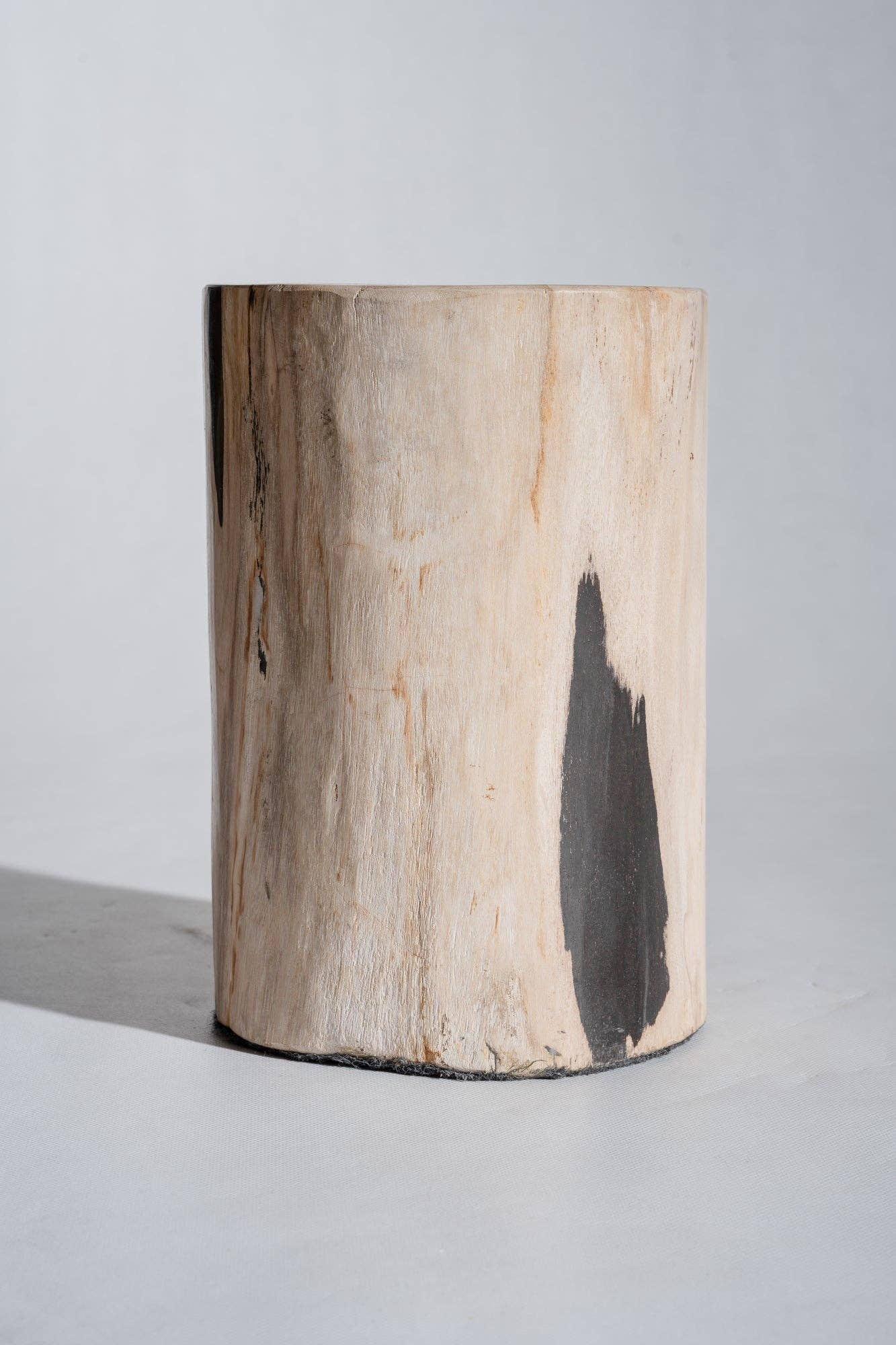 Office Objets - Wholesale Side Table - White petrified wood side table with black spots H:27.5 D:1875