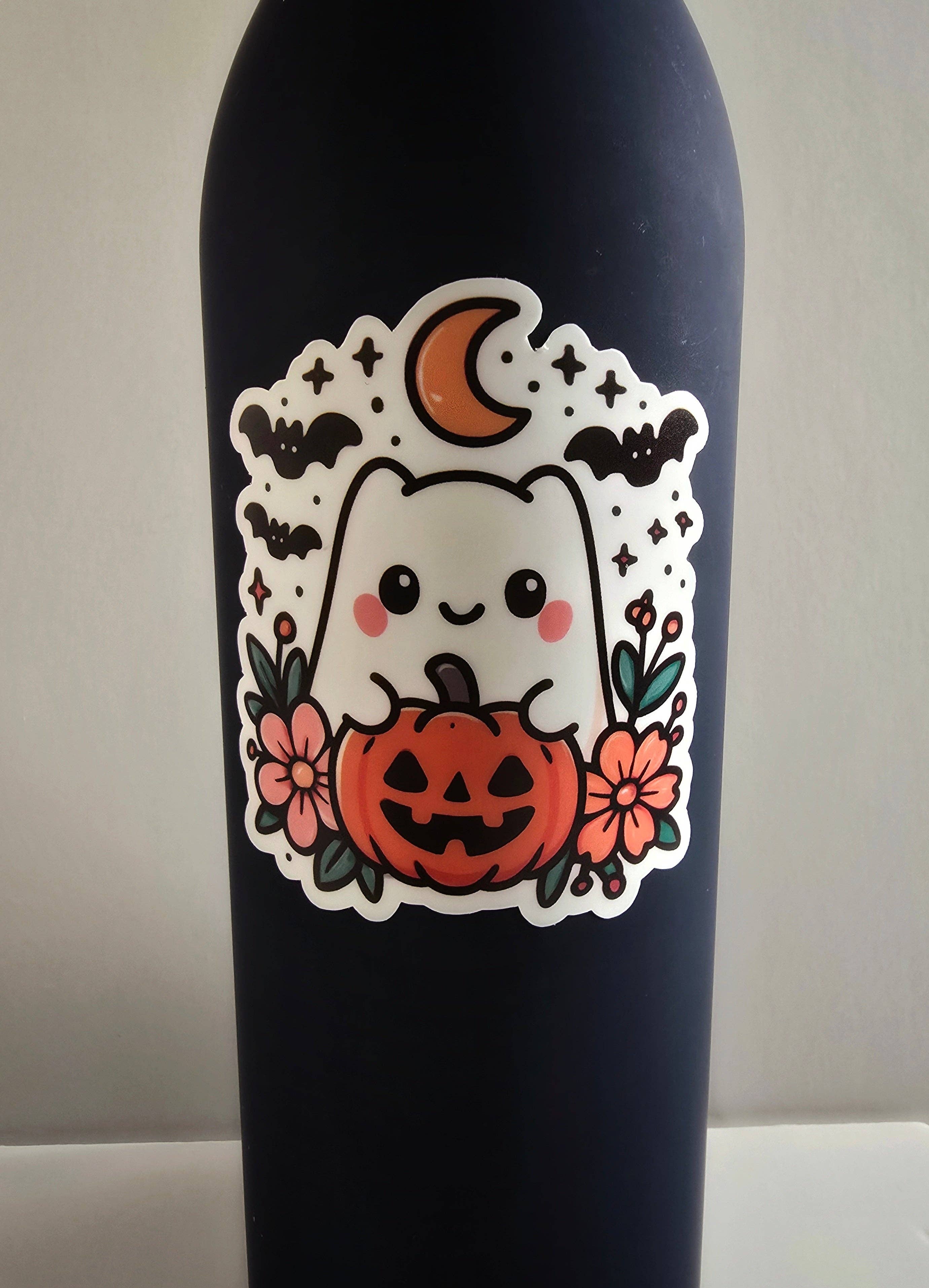 Designs by Mysh – Großhandel Aufkleber – Niedlicher Halloween-Geisteraufkleber – Vinyl-Aufkleber mit Kürbis, Blumen & Fledermäusen (3”)2